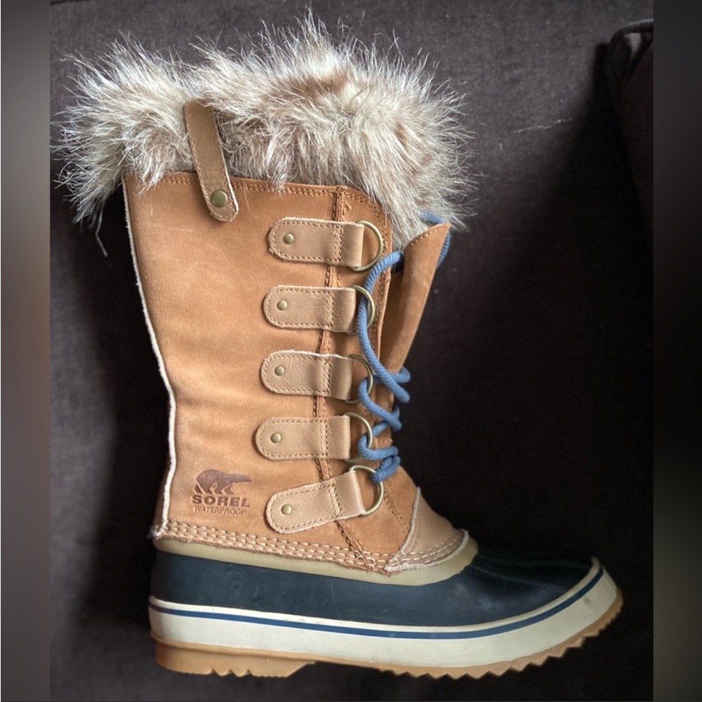Sorel 9.5 with fur lining. I needed a bigger size. I didn’t end up wearing them.